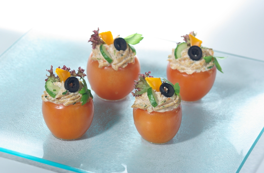 Tomatoes stuffed with Robi mousse